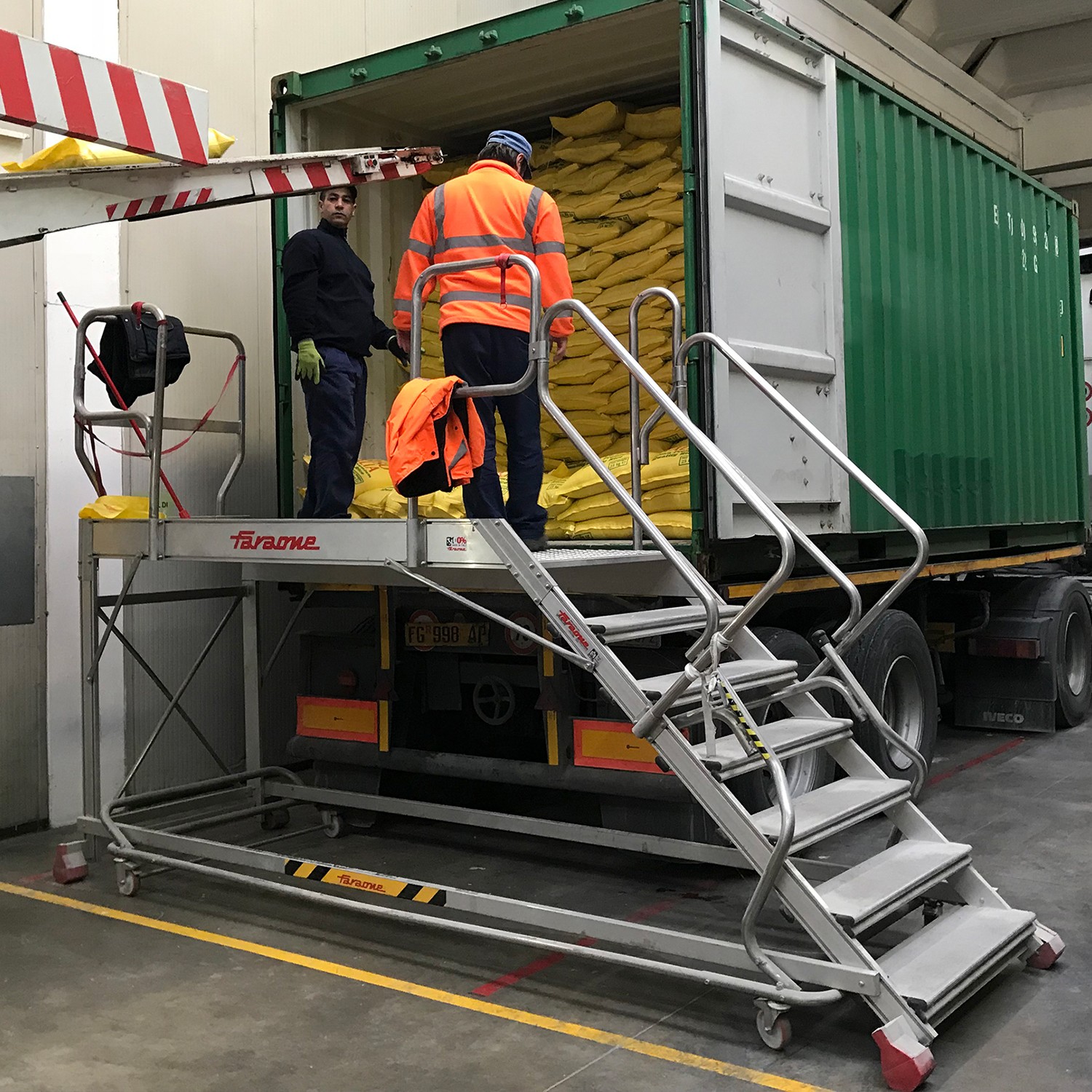 EM102 | Escalera a Medida para Mantenimiento de Camiones