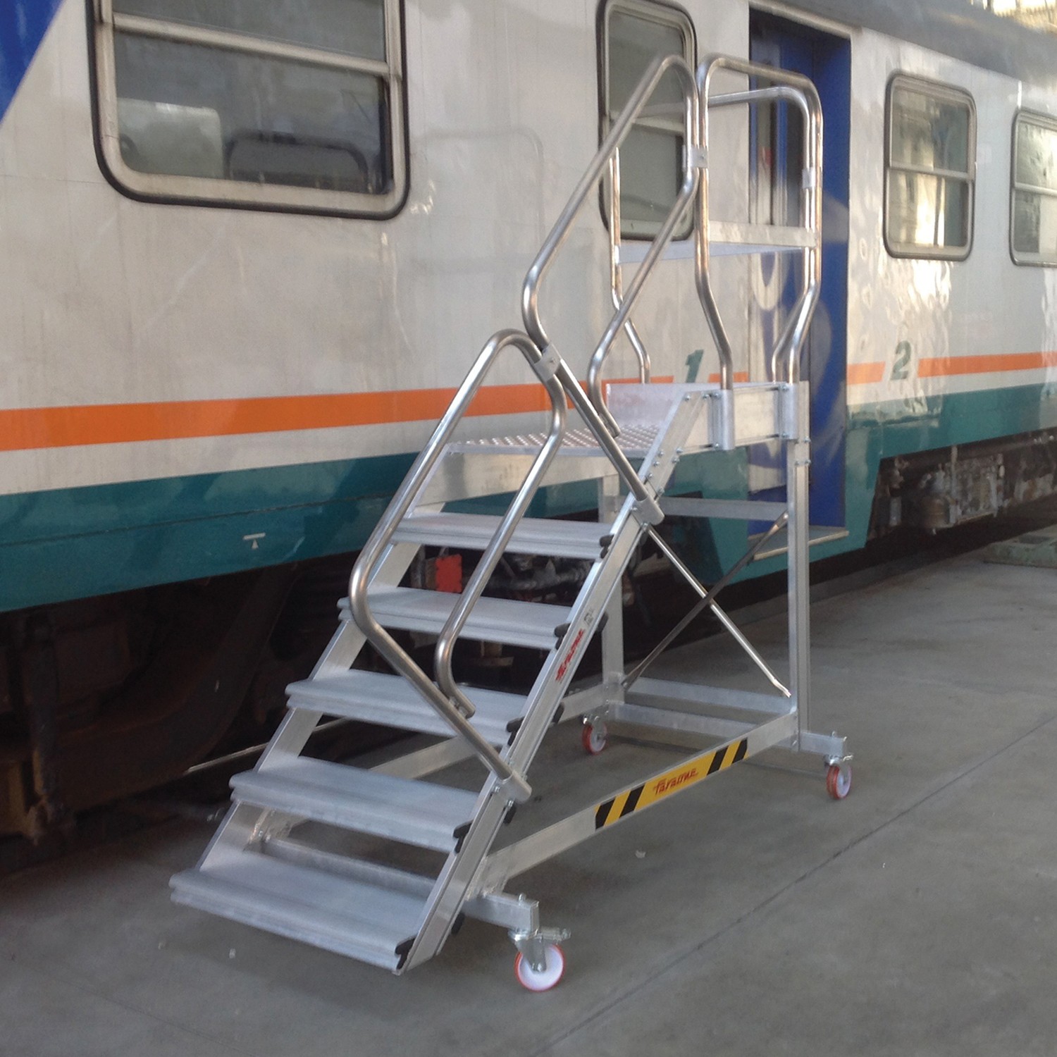 EM203 | Escalera a Medida para Mantenimiento y acceso de Trenes